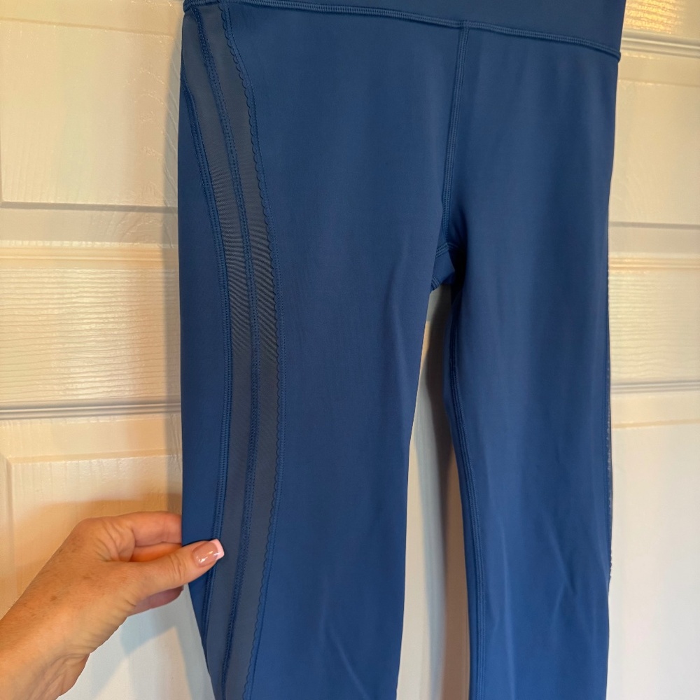 Lululemon blue gray leggings . 7/8 length  size 6 mesh design